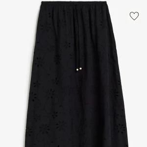Lång svart kjol - En svart långkjol från H&M som inte kommit till användning. Pris kan ändras💞 (köparen står för frakten)