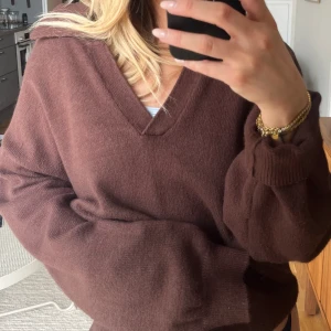 Tröja Gina Tricot - Brun skön tröja från Gina, knappt använd. Strl 40 men passar mig som är en S.