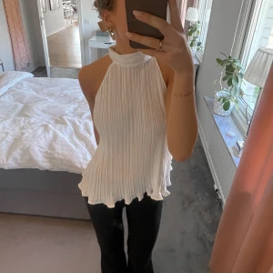 vit topp zara - Superfin topp från Zara i storlek S, endast använd en gång så den är som ny! 💕