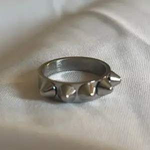Säljer en nit ring som är en doop på Edblad ringen och den är från sthlmstil och är gjord av helt rostfritt stål. Inga defekter och är som ny då den va för liten för mig. Säljer en likadan fast den stora modellen med på min sida!❤️