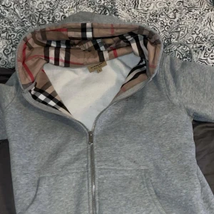 Burberry kofta - Säljer denna kofta då den inte passar mig längre. Super bra skick utan några märken eller fläckar. Materialet är super skönt och bra. Mått kan ordnas om det önskas. Det är bara och höra av sig för mer info eller bilder 😁