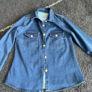 Jeans skjorta i strl S. Använd ett fåtal ggr. Säljs för att den inte används längre. 