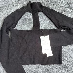 Zara topp - Oanvänd med prislapp kvar på. Svart storlek m men passar S bättre eller Xs