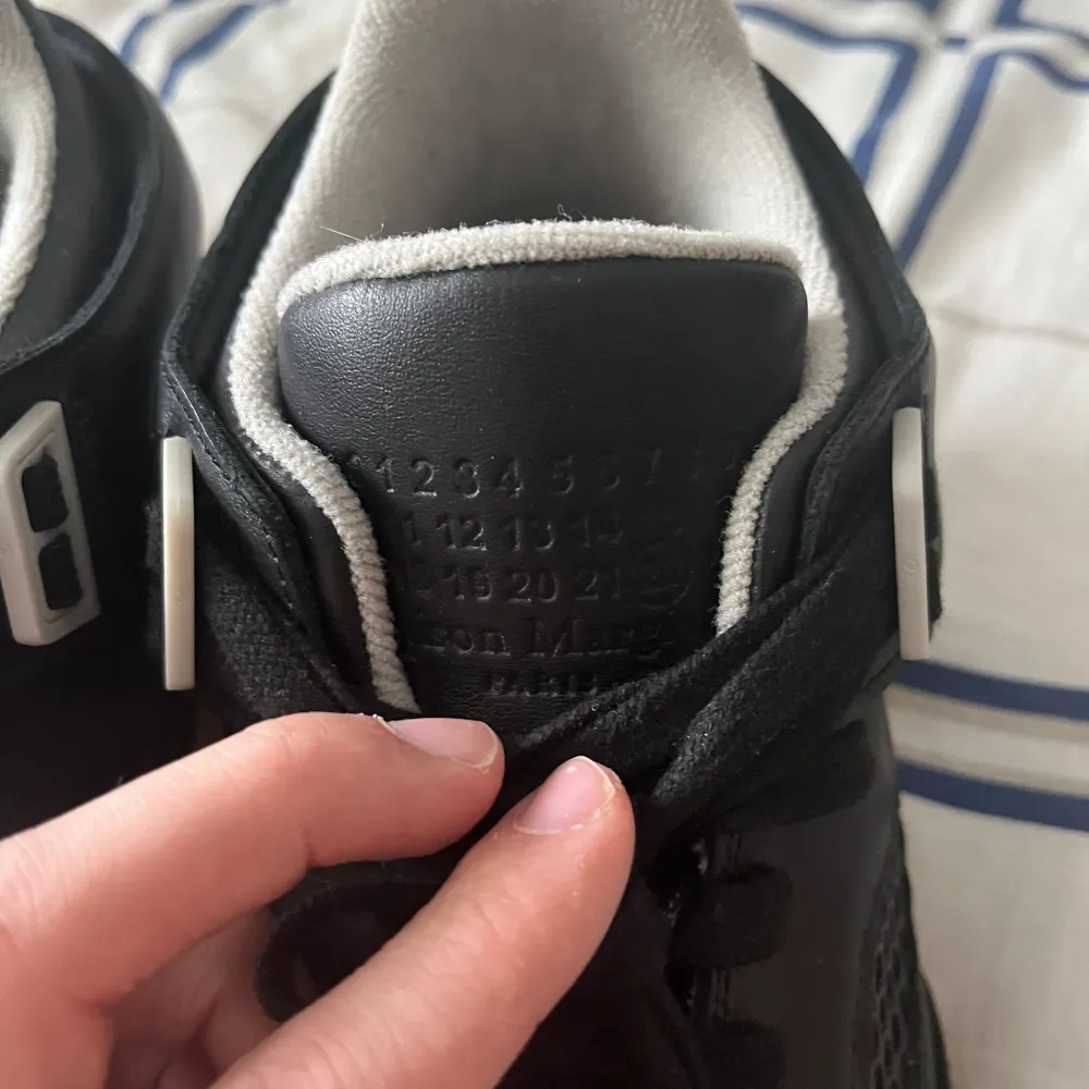 Maison Martin Margiela Basket Low top leather sneakers, great quality and quite rare pair, original price tag still on shoe bought on sale. Retail 1100 usd, Size 41 (TTS), Condirion 10/10 (basiclly unused) no box . Skor.