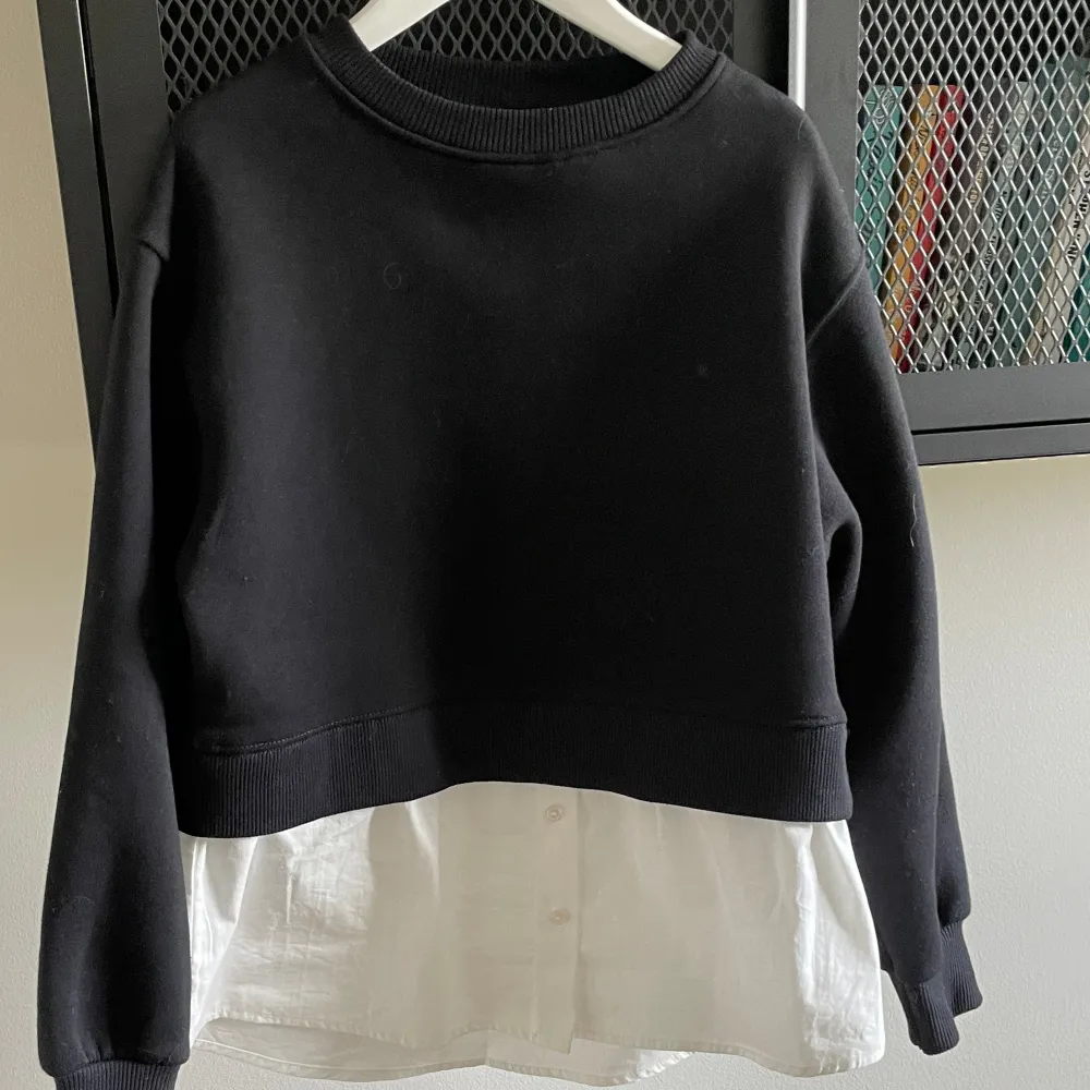 Snygg Zara tröja som aldrig använts och har lapparna kvar! Det är storlek 11-12 åldrar men passar som en xs . Tröjor & Koftor.