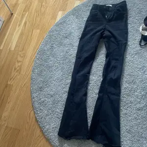svarta bootcut jeans från Ginatricot i storlek XS. Helt okej skick, köpt för 299 säljes för 119 kr