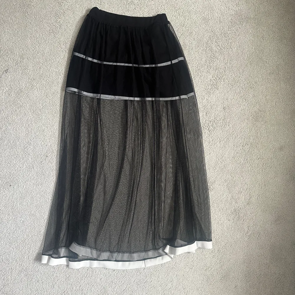 Säljer denna unika och dö snygga kjol! Köpt second hand och kommer från märket ”new collection” Står ingen storlek i men passar mig som är s/m och är 175- se bilder! Inga defekter😍Köpt för 650 kr. Kjolar.