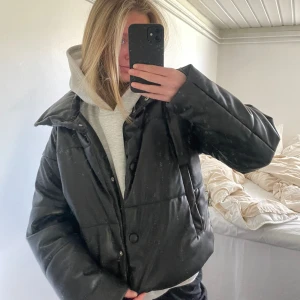 Vår/höst Jacka - Jacka från Na-Kd som nästan aldrig kommit till användning Den är varm men inte vinter varm, skulle säga att den passar perfekt till vår/höst  Skriv för fler bilder! 