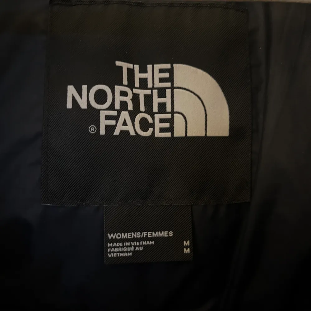 Jag säljer nu min the north face jacka 600, mörkblå, storlek M (jag är vanligtvis S). Den är använd men finns inga ”fel” på jacka, sparsamt använd. Inköpt på north face i USA, sällsynt att få tag på i Sverige. Vid fler frågar skriv meddelande. Jackor.