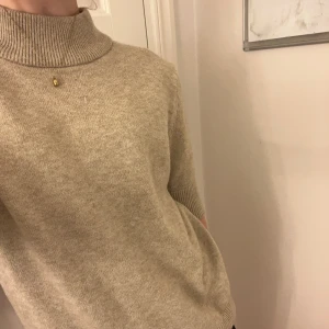 Kortärmad stickad tröja 🤍 - Säljer denna slutsålda stickade tröjan från Vero Moda, med trekvartsarmar. Väldigt skönt material men tyvärr aldrig kommit till användning. Köpt över 300 kr men säljer för billigare pris🤍 Skriv vid intresse!