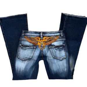 Jättesnygga lowrise bootcut jeans med jättecoola detaljer bakifrån från Revers, står strl M på lappen men de är mer som en XS/S, jeansen är ganska stretchiga❤️// midja 34cm(+stretch), längd 95cm, innerbens 76cm