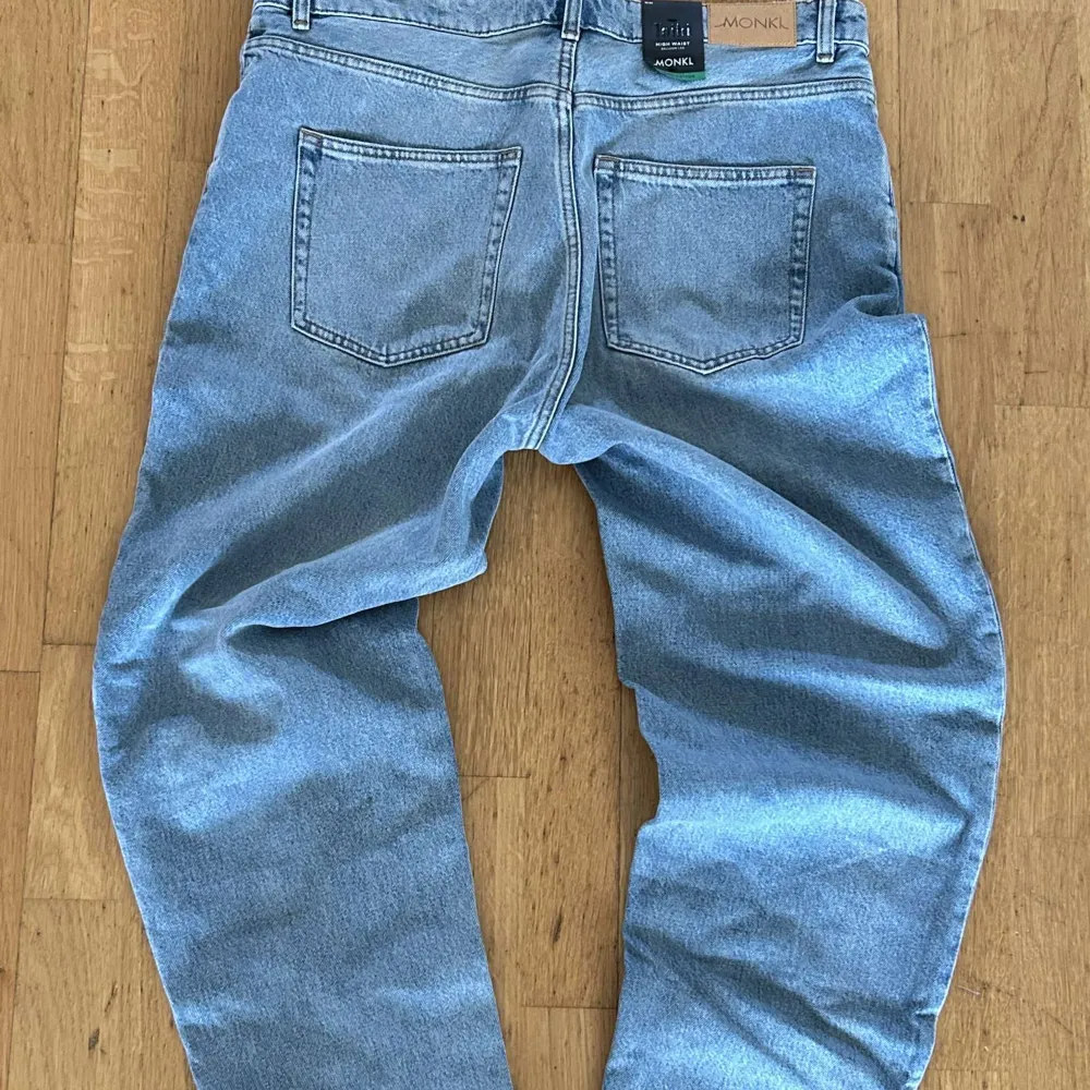 Oanvända jeans med taggar kvar, endast testade. W34 står highwaist men kan användas som lågmidjade raka brallor, något pösiga i och med balloon fit. Kom dm vid ytterligare funderingar. Pris kan diskuteras. Jeans & Byxor.