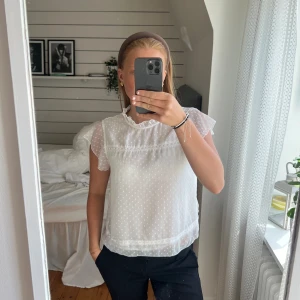 Vit blus  - Sparsamt använd, säljer då den inte kommer till användning☺️