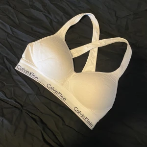 Calvin Klein bh - Calvin Klein bh, storlek M. Köparen står för frakten :)