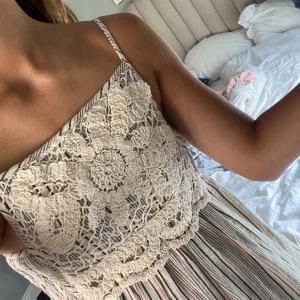 Sommar klänning Zara - Så fin randig zaraklänning med broderi! Barnstorlek så passar XXS eller Xs:)) ❣️säljer billigt❣️