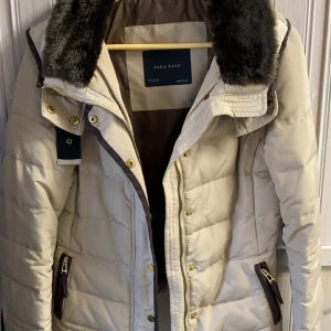 Dunjacka från zara - Jackan köp på zara. Använd men väl omhändertagen jacka. 
