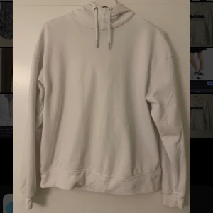 Vit Hoodie  - En vit Hoodie köpt på Stadium!❤️ Använd några gånger men i ganska bra skick. Halsen är något högre. *Tvättas Alltid*