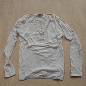 Sommartröja - Fin och luftig sommartröja, perfekt att ha över ett linne.  Har en liten fläck på ärmen och är lite sliten vid halsen.