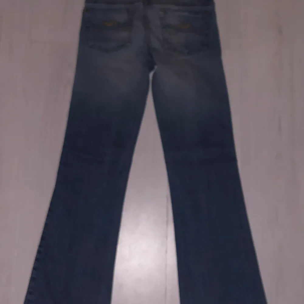 Utsvängda mörkblå vintage jeans. Lågmidjade, utmärkt skick. För små på mig så inga bilder på för att kommer inte in i dom. . Jeans & Byxor.