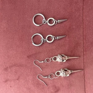 Fina örhängen i nyskick  - Använt fåtal gånger! Rostfritt stål! Båda för 150! Dom med nitar 100 o dom andra 50