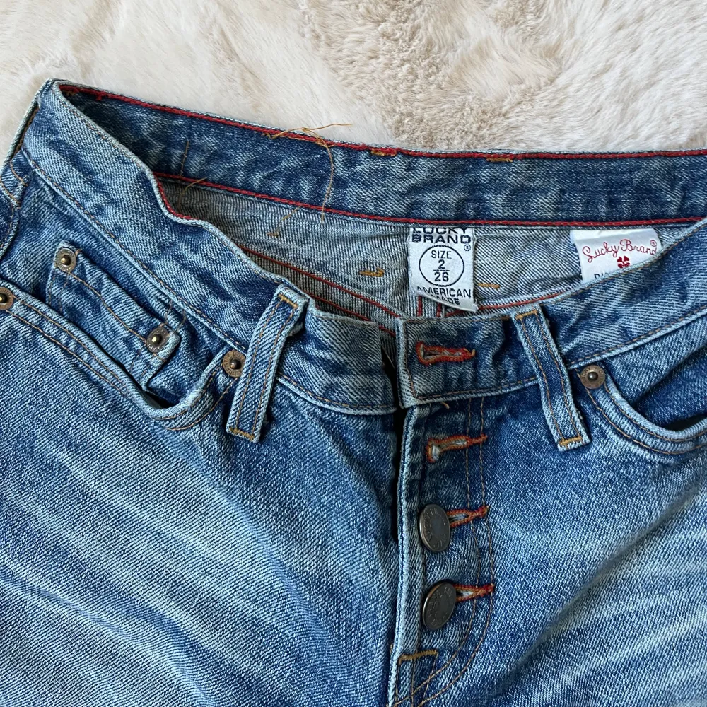 supersöta jeans som inte kommer till användning! jättebra kvalitet❤️ de är low waist och bootcut!  mått: innerbenslängd 81 o midja 35 cm rakt över!. Jeans & Byxor.