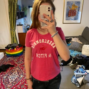 Rosa Abercrombie & Fitch t-shirt - Säljer då den inte passar mig. Den är i storlek L men passar mer som en S eller M. Köpte så jag skulle ha den på Barbie filmen!🩷