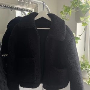 Teddyjacka  - Svart teddy-jacka från Pull & Bear, supermysig till vår eller höst🐻