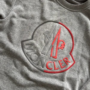 Moncler sweetshirt  - Står storlek M men är S