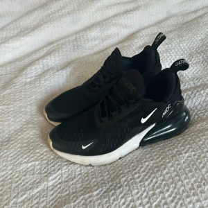 Nike air Max 270 - Skorna är i storlek 36,5 och är köpta 2020 på JD sports. Skorna är i ganska bra skick och är bara använda fåtal gånger. Jag köpte skorna för 1200kr men väljer att sälja för billigare.(Pris kan diskuteras).