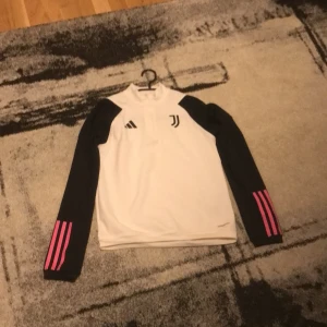 Ny Juventus tröja 152cm -  Jag säljer denna tröjan på grund av att den Har kommit för smal jag köpte denna tröjan för 669 kr och vill sälja den för 400 kr tröjan är fortfarande ny och jag är jättebra skick