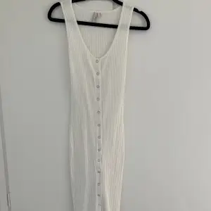 Lång vit ribbstickad klänning från Nelly i storlek S💕😍 Helt ny🤍 