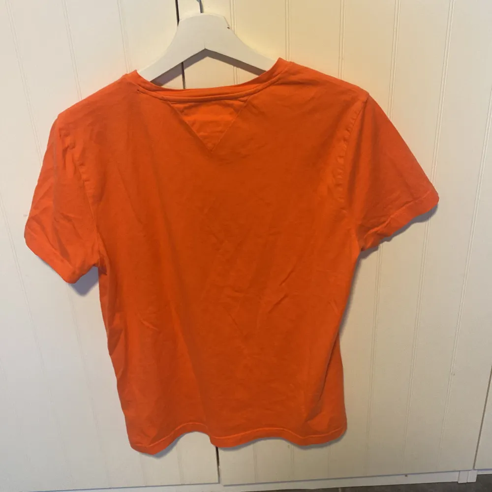 Orange tröja från TH den är ganska mer mörk i verkligheten, teken på användning är på texten som är något nopprig syns på bild 2 anars är den felfri, storlek L. T-shirts.