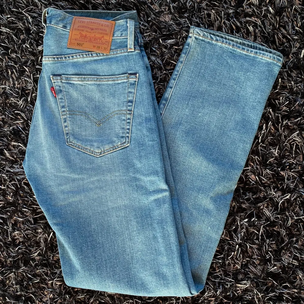 Säljer dessa i princip sprillans nya Levis jeans i modell 501. Sitter relativt slim på hela benen. Perfekt tvätt inför sommaren och till priset av endast 449 kronor! Öppen för prisförslag vid snabb affär. Skick 10/10, hör gärna av dig vid frågor! 🌟. Jeans & Byxor.