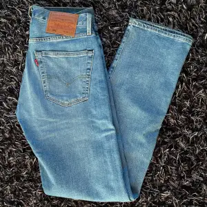 Säljer dessa i princip sprillans nya Levis jeans i modell 501. Sitter relativt slim på hela benen. Perfekt tvätt inför sommaren och till priset av endast 449 kronor! Öppen för prisförslag vid snabb affär. Skick 10/10, hör gärna av dig vid frågor! 🌟