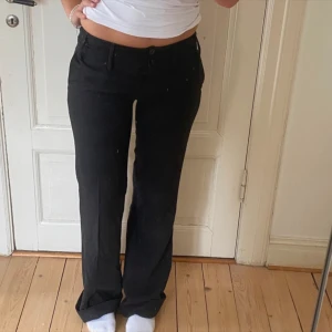 Lågmidjade kostymbyxor  - Super söta lågmidjade kostymbyxor. Köpte dem på Vinted men säljer då jag har för mycket byxor. 💕 Är mörkgråa/svarta
