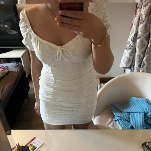 Klänning  - Super fin klänning från hm🥰perfekt till stundeten eller skolavslutning🫶🏻använd endast 1 gång stl M