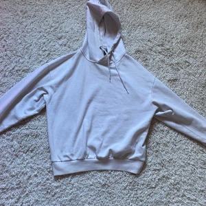 Vanlig vit hoodie🤍 - Storlek XS. Fin i skicket. Lite tunnare material med bomulls material inuti🫶🏼