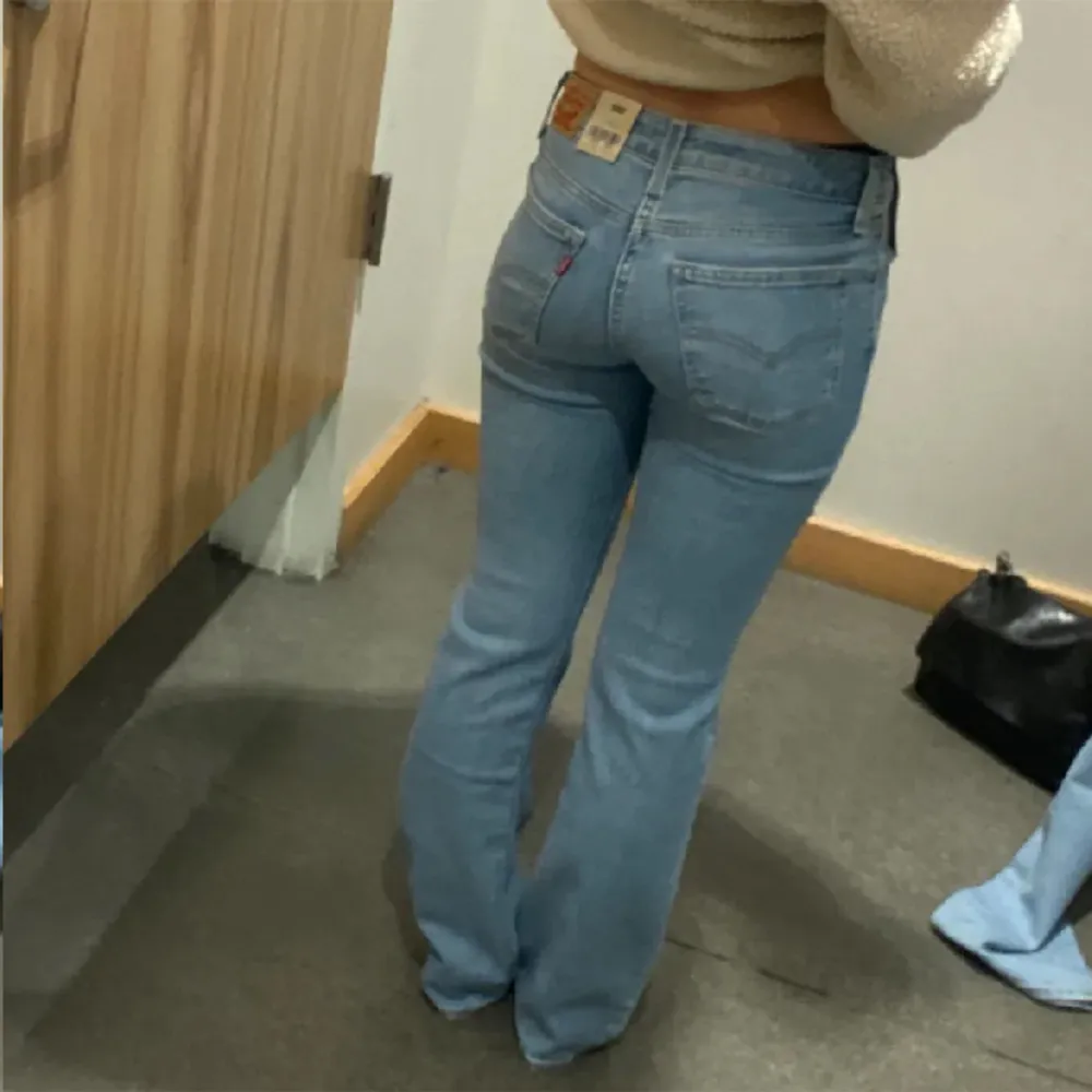 Säljer mina low waist bootcut levi’s jeans som är utsålda och inte möjliga att köpa i Sverige 🥰 Detta är sista paret jag säljer, de är i nyskick med alla lappar på! 🩷. Jeans & Byxor.