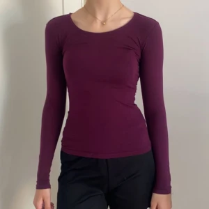 Röd Långärmat - Långärmad tröja med en fin vinröd färg som inte kommer till användning längre💞