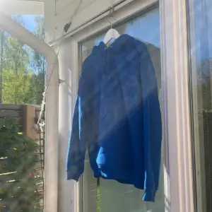 Säljer denna hoodie från bikbok i jättefin blå färg. Finns även matchande blå byxor till.  Strl: s Färg: klar blå Pris (bara hoodie): 80 Pris (set): 140