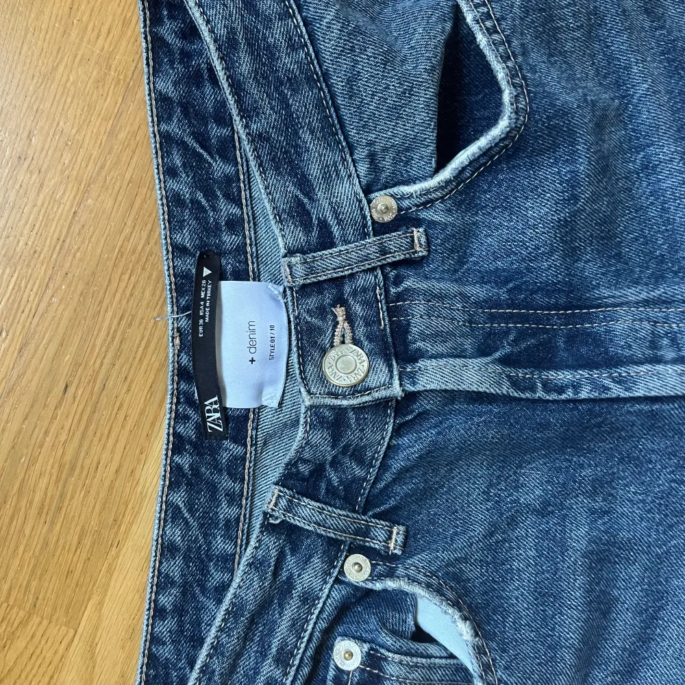 Snygga midwaist jeans från Zara. (Stryks innan dem levereras).  Raka och i bra skick.  Säljs till högstbudande. Jeans & Byxor.