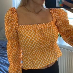 Sommar topp xs  - Super fin sommar topp i en orange färg med vita små blommor på, går att justera så man kan ha tröjan både med och utan axlar🧡 från hm i stl xs  