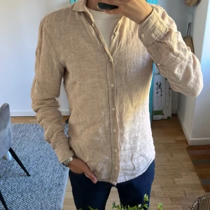 Linneskjorta Oscar Jacobson  - Tjena! Säljer denna riktigt snygga linneskjorta från Oscar Jacobson i storlek 38/M Skicket är använt men bra🙌 Personen på bild är 182 och skjortan passar lite stort