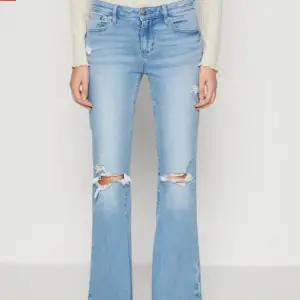 Säljer dessa lågmidjade jeans från american eagle , sidan har lite annorlunda storlekar men skulle säga att den sitter va som en M 36/38. Nypris 1200 säljer för 680💕💕