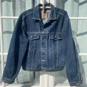 Diesel jeansjacka - Ascool oversized mörkblå Diesel-jeansjacka inhandlad second-hand i New York för drygt 1 år sedan. Jättebra skick, enda är att knappen längst ner på ena ärmen saknas (inget som märks). Sitter som en M/38.