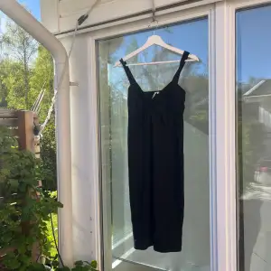 Säljer denna svart sommar klänning som passar till allt. Med en liten rosett framtill Pris: 50kr Färg svart