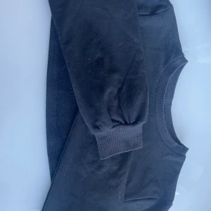 Tröja  - Säljer denna jättesöta tröga som man kan ha ett linne under och man kan också klippa av armarna om man vill, säg till om ni vill ha mått💞