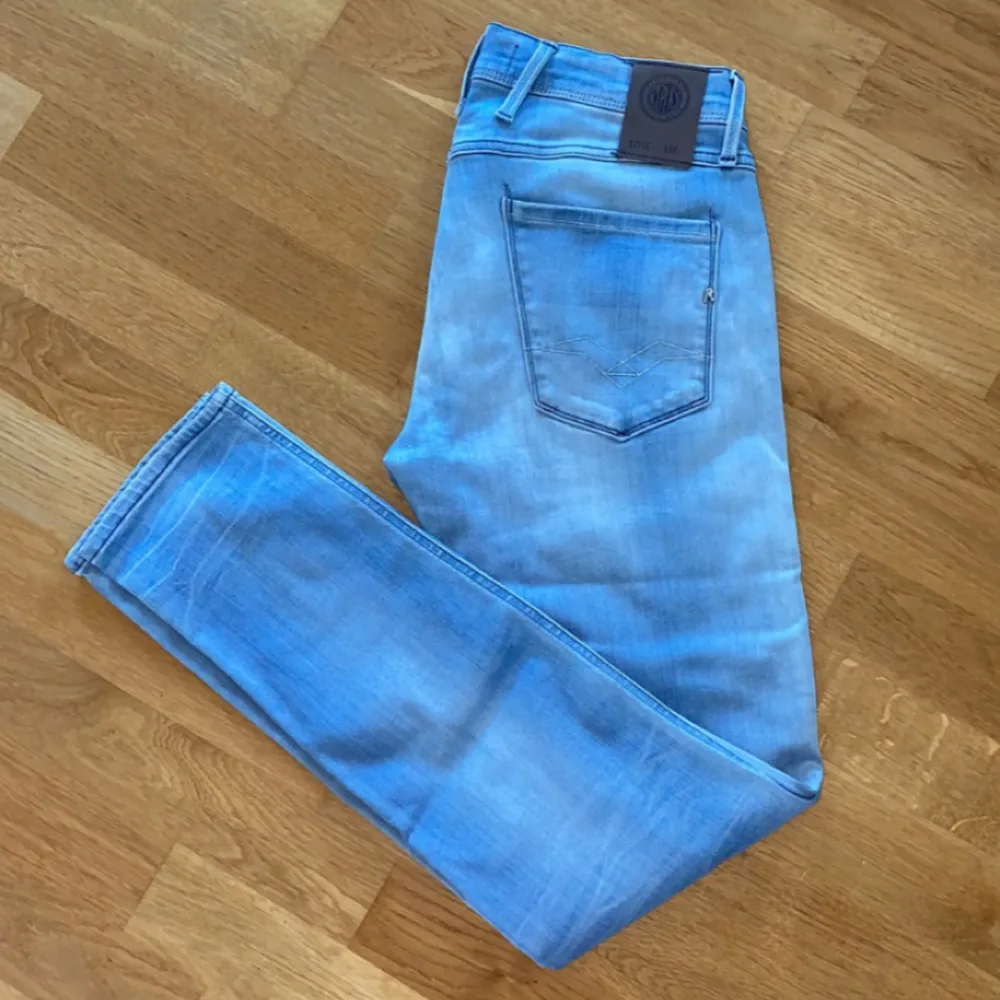 Tjabba! Säljer dessa riktigt snygga replay anbass jeans  Skick: 10/10  Nypris: 1899 Mitt pris: 549. Jeans & Byxor.