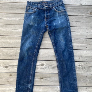 Nudie jeans  - Säljer nu dessa sköna nudie jeans med slitningar!! Storleken är 29/32 men krympta till 29/30Skick = 9/10 använda 1gång och sitter slim/straight. Mitt pris =450 nypris= 1600 