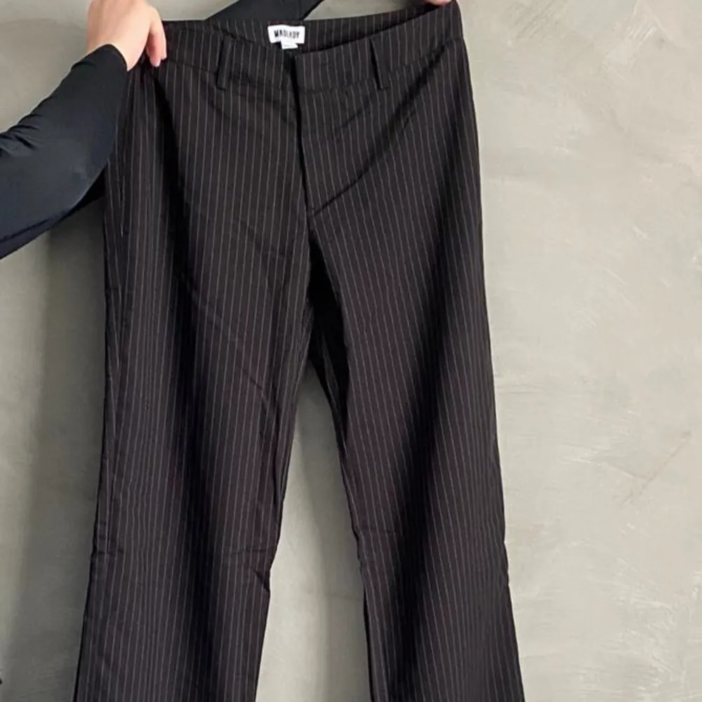 Lågmidjade kostymbyxor - Cybel Black Pinstripe. Storlek EU38-XTRA Tall. Aldrig använda pga köpt fel storlek.. Jeans & Byxor.